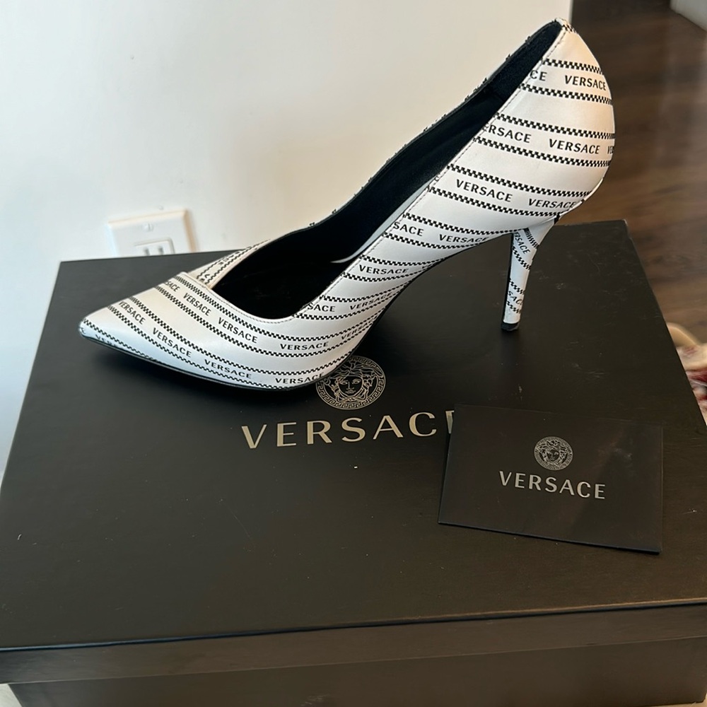 Like new worn twice Décolleté T.95 Vitelli Scritte Versace size 39